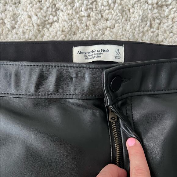 Abercrombie & Fitch Curve Love Ankle Straight Ultra High Rise Faux Leather Pants - Picture 3 of 8